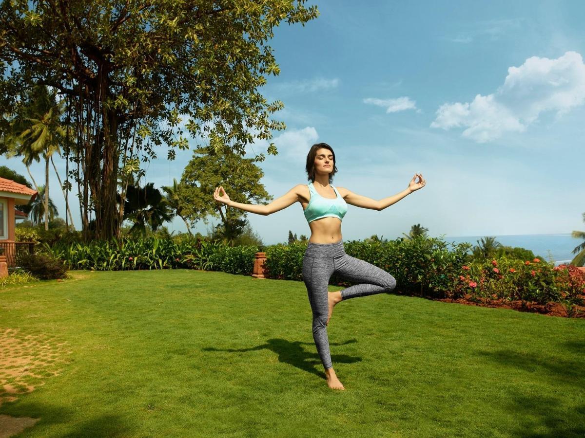 タージ ホリデイ ヴィレッジリゾート＆スパ ゴア カンドリム エクステリア 写真 A woman practicing yoga