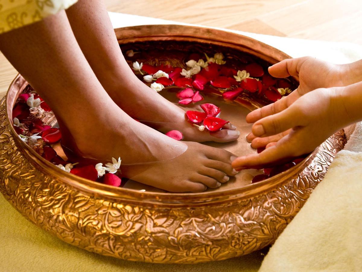 タージ ホリデイ ヴィレッジリゾート＆スパ ゴア カンドリム エクステリア 写真 Ayurvedic foot massage