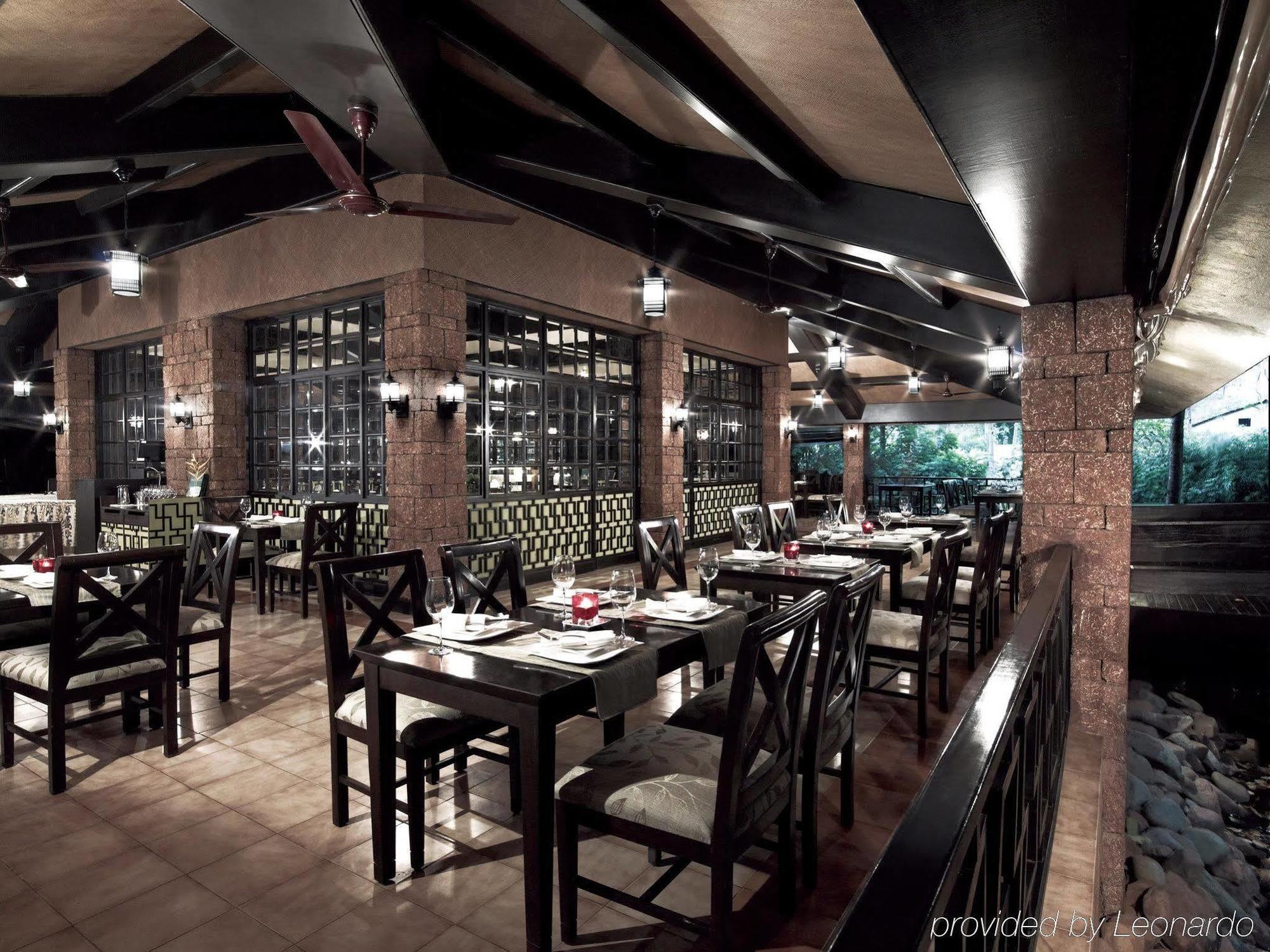 タージ ホリデイ ヴィレッジリゾート＆スパ ゴア カンドリム レストラン 写真 The interior of the restaurant