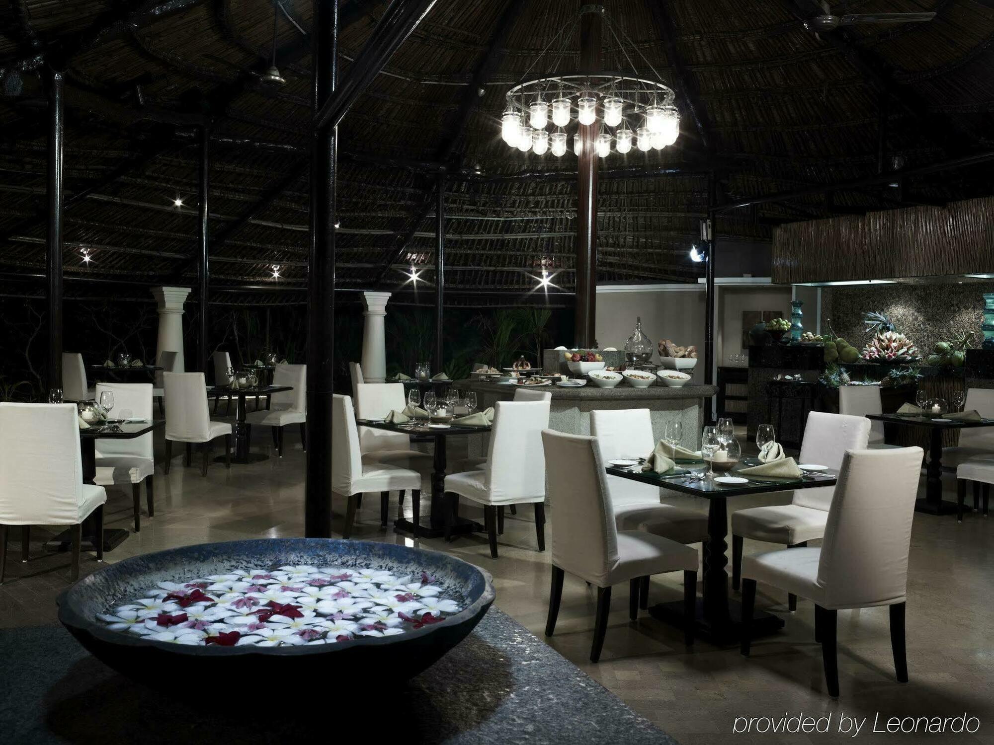 タージ ホリデイ ヴィレッジリゾート＆スパ ゴア カンドリム レストラン 写真 The interior of the restaurant